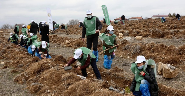 Vali Çİftçi, sığınmacı çocuklarla fidan dikti
