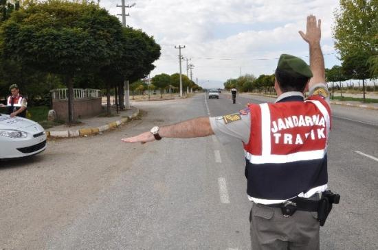 JANDARMA KAÇAKÇILARA GÖZ AÇTIRMIYOR