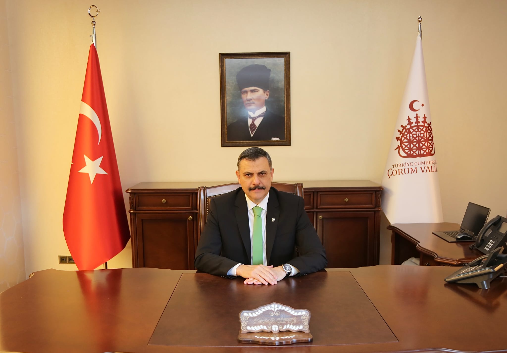 VALİ ÇİFTÇİ CUMHURBAŞKANI ERDOĞAN’IN FOTOĞRAFINI KALDIRDI