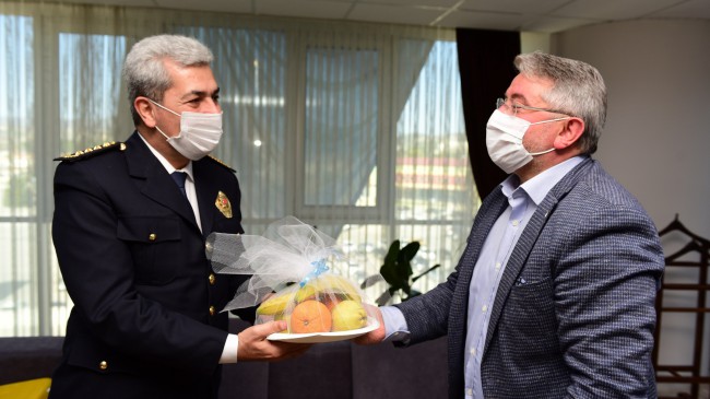 AŞGIN POLİSE MEYVE İKRAM ETTİ