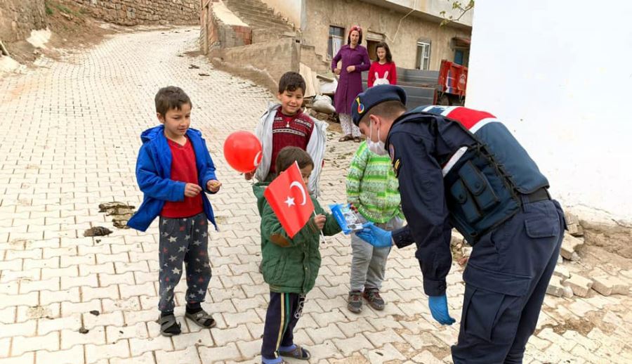 JANDARMADAN  ÇOCUKLARA BALON VE TÜRK BAYRAĞI