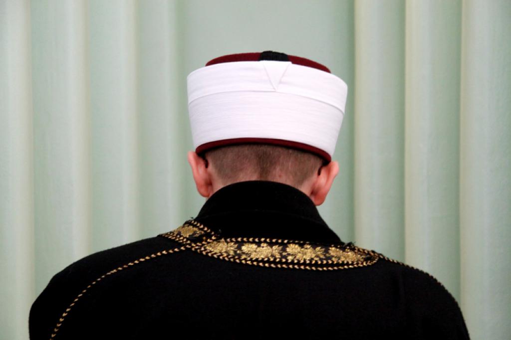 İmam, müezzinin kulağını hart diye ısırdı
