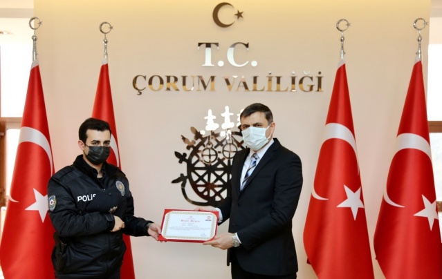YAŞLI KADINA YARDIM EDEN POLİSLERE BAŞARI BELGESİ