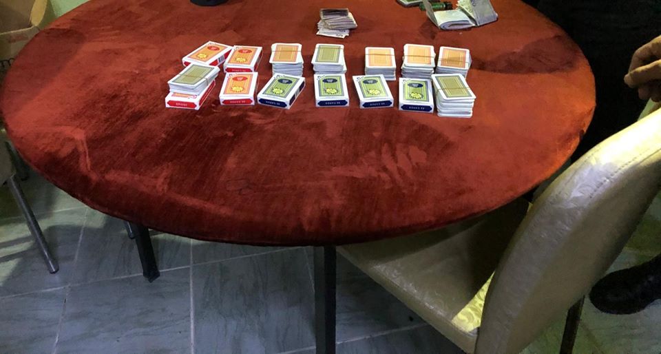 BAĞ EVİNDE KUMAR OYNARKEN YAKALANDILAR