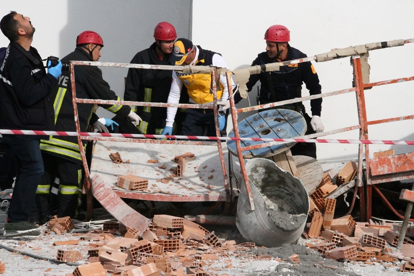 İNŞAAT ASANSÖRÜ DÜŞTÜ: 1 ÖLÜ 1 YARALI