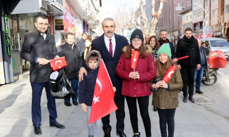 MHP'LİLER BAYRAK DAĞITTI