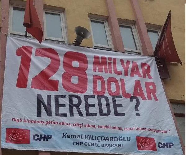 CHP, İskilip İlçe binasına, '128 Milyar nerede? pankartı asıldı