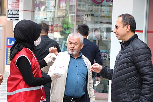 KIZILAY MASKE VE DEZENFEKTAN DAĞITTI