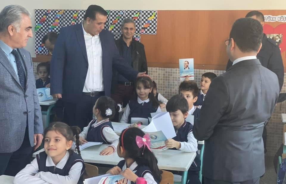 OĞUZHAN KAYA,  KIZININ SINIFINA KARNE DAĞITTI