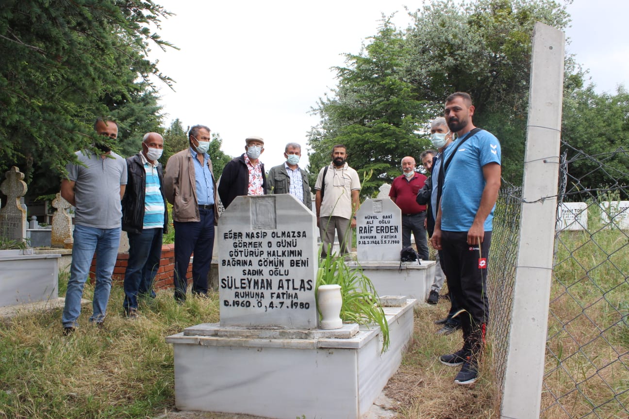 Çorum olaylarında ölenleri mezarları başında andılar