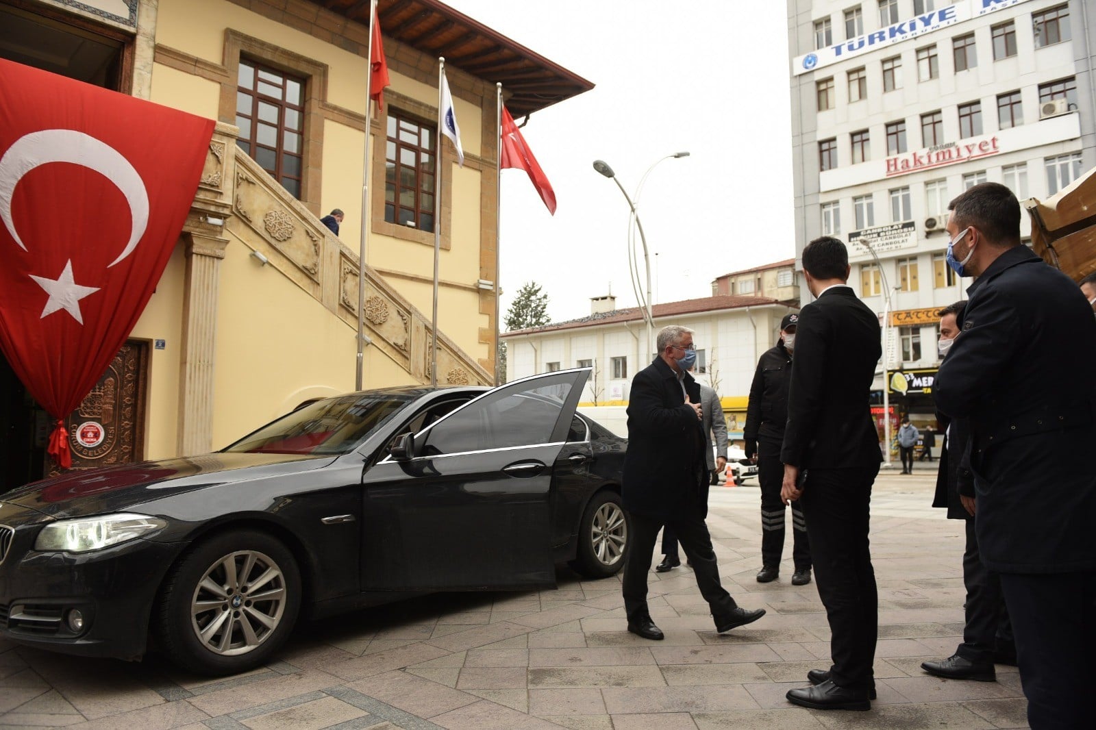 Aşgın, taş binaya döndü