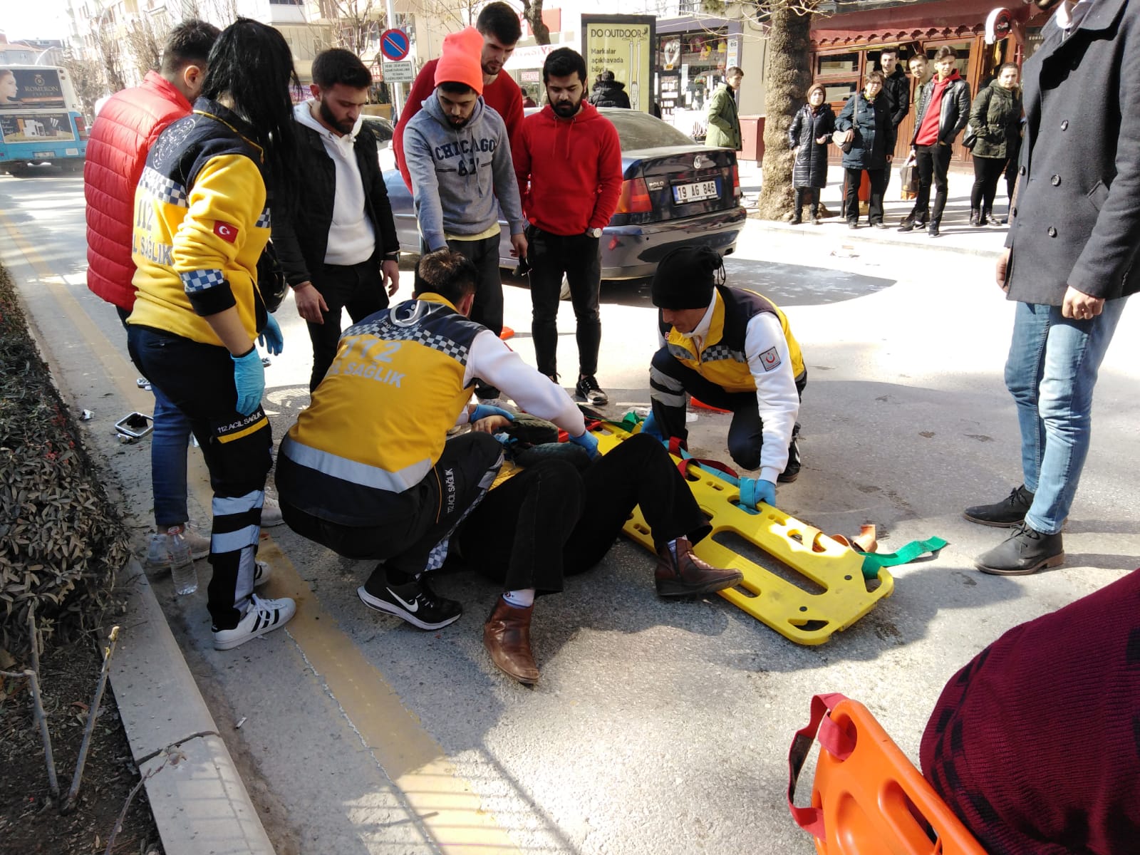 YAYALARA MOTOSİKLET ÇARPTI: 2 YARALI