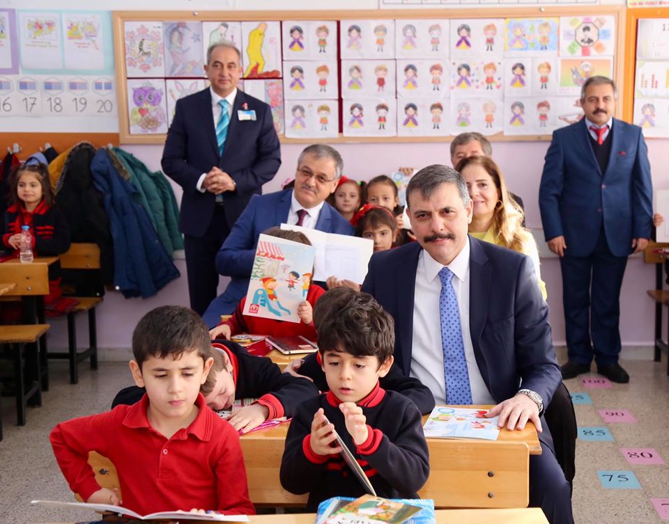 VALİ ÇİFTÇİ ÖĞRENCİLERİN KARNE SEVİNCİNE ORTAK OLDU