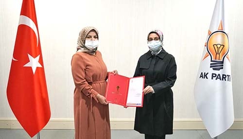 AK Parti Kadın Kolları Başkanı İstifa Etti